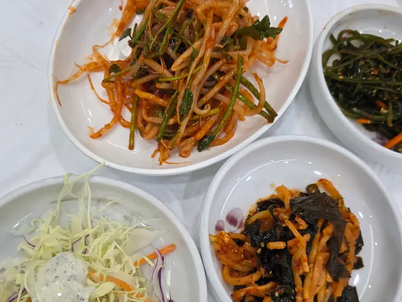 정갈하게 담긴 밑반찬들