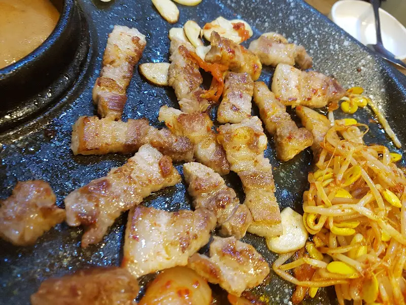 구워진 오겹살과 함께 제공되는 소스