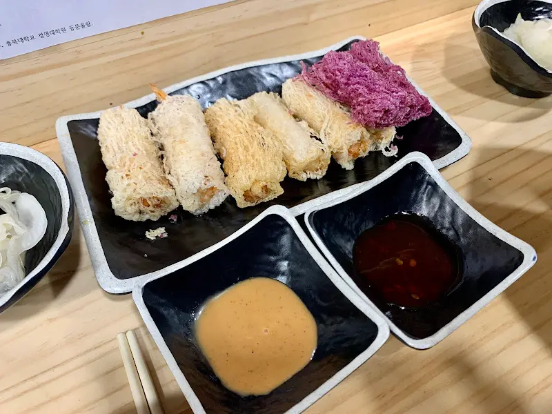 다채로운 맛을 자랑하는 짜조와 소스