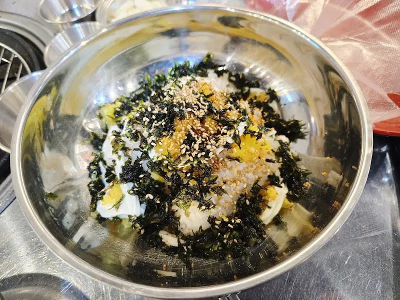 김가루와 계란이 듬뿍 뿌려진 밥