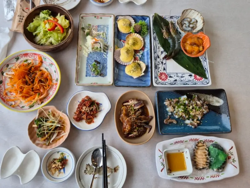 전복죽을 수저로 뜬 모습