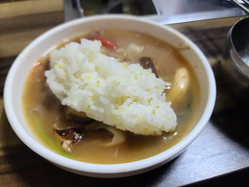 밥 위에 올려진 버섯