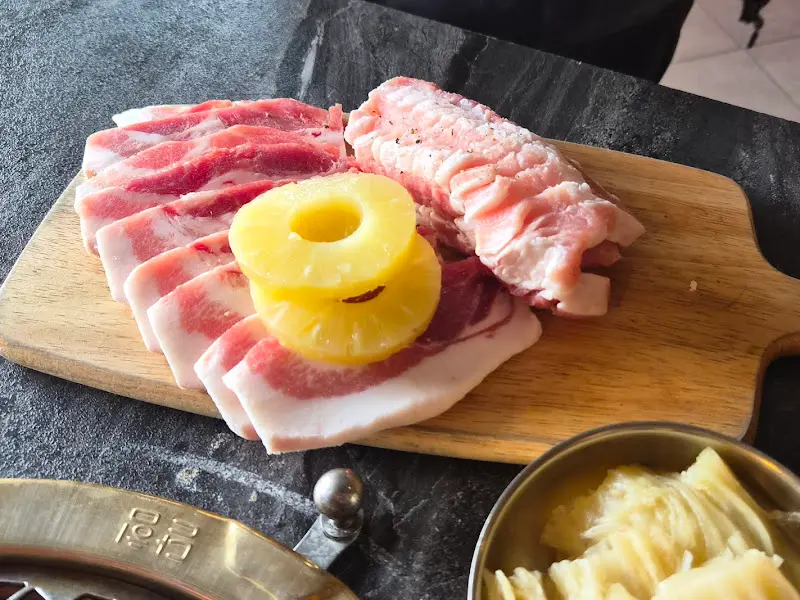 먹음직스러운 흑돼지 오겹살