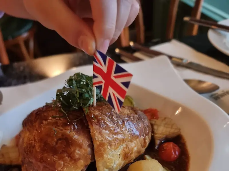 비프 웰링턴 위에 꽂힌 영국 국기