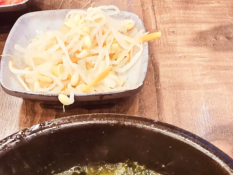 정갈하게 담긴 콩나물 무침