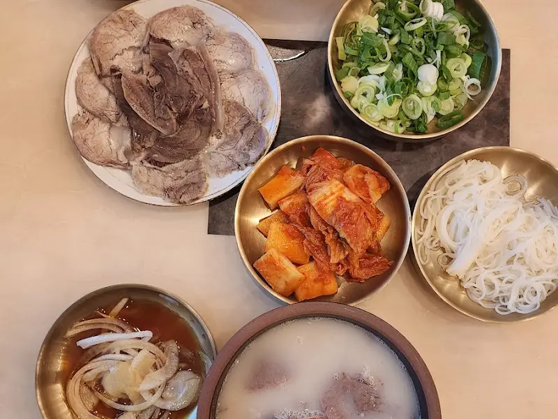 윤기가 흐르는 수육과 곁들임 찬