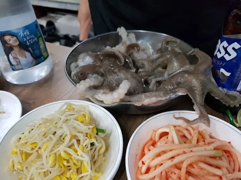 싱싱한 쭈꾸미와 다양한 밑반찬