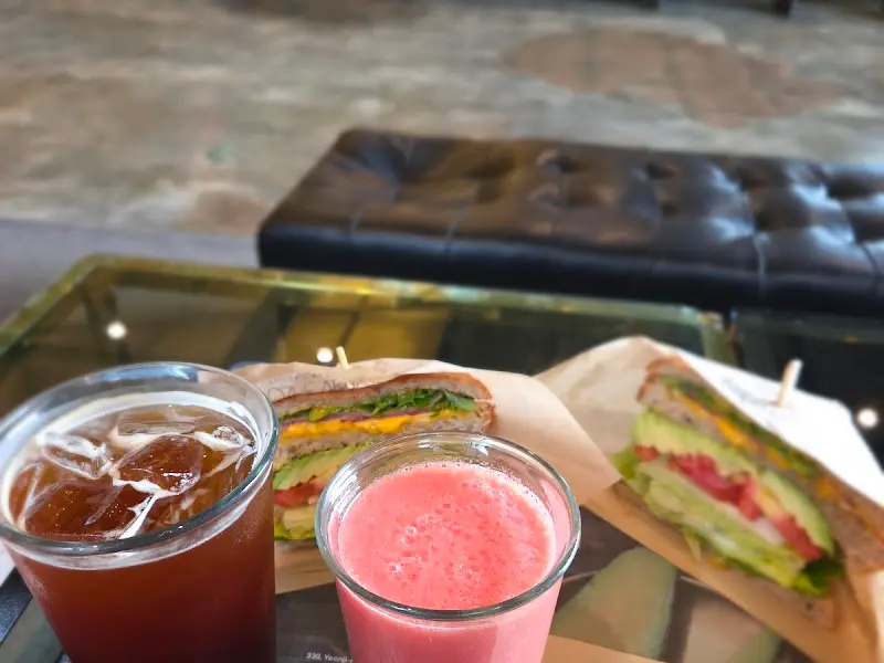 아보카도 샌드위치와 음료