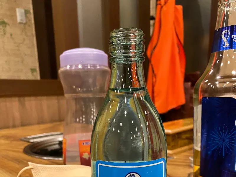 테이블 위의 술병