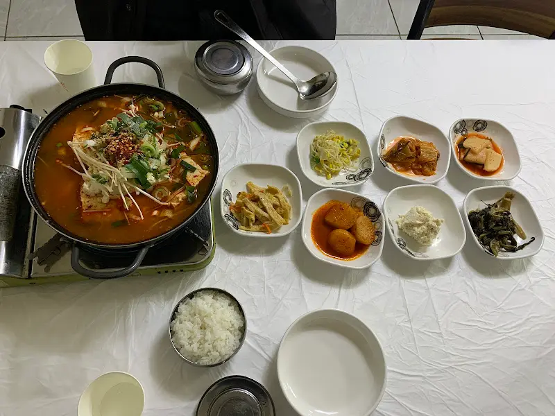 푸짐하게 차려진 두부전골 한 상차림