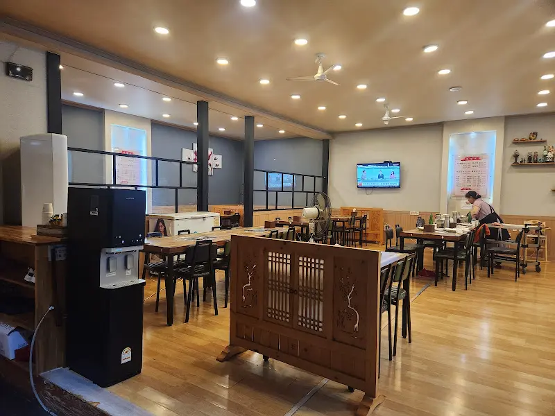 넓고 깔끔한 식당 내부