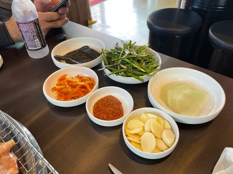 닭갈비와 함께 제공되는 푸짐한 밑반찬