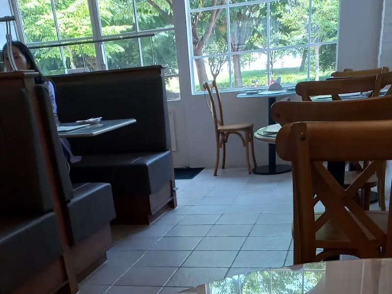 따뜻한 햇살이 들어오는 창가 좌석