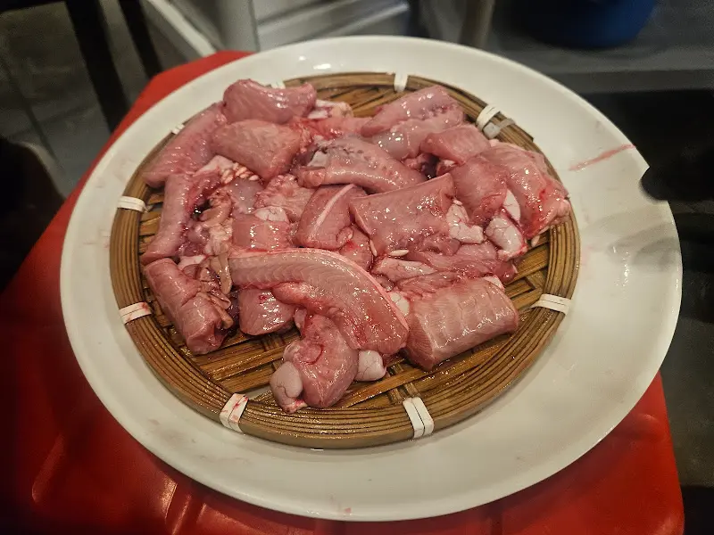 싱싱함이 눈으로 보이는 장어 한 접시