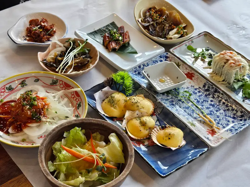 다양한 스끼다시가 테이블 가득 차려진 모습