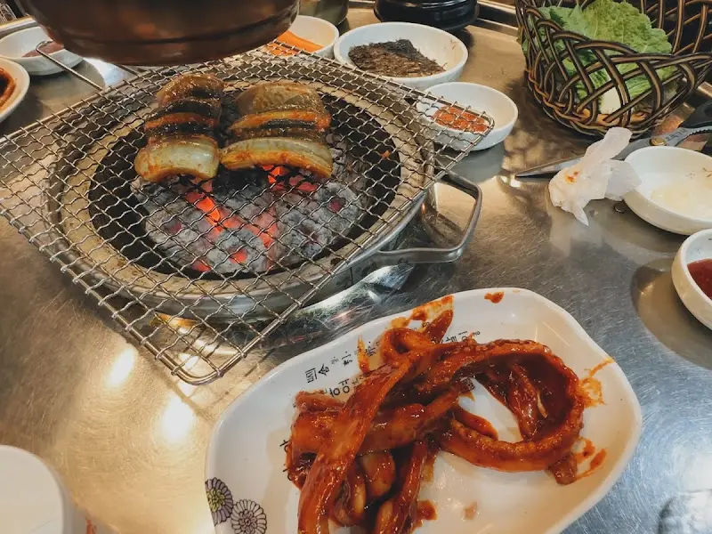 숯불에 구워먹는 곰장어와 다양한 곁들임