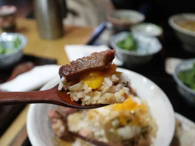 스테이키동을 숟가락으로 뜬 모습