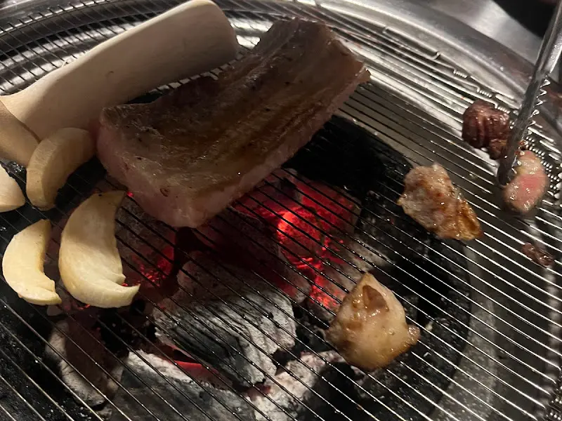 숯불 위에서 익어가는 우대갈비와 마늘