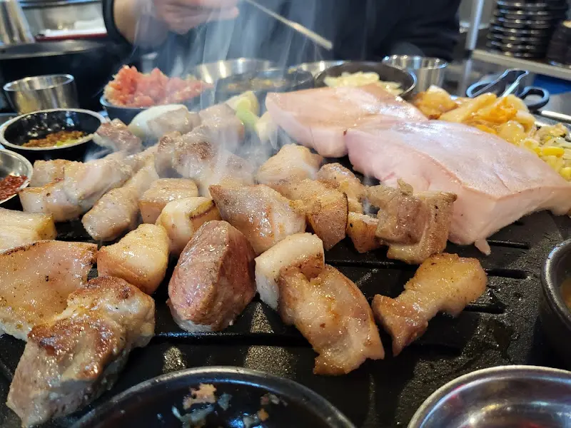 불판 위에서 맛있게 익어가는 돼지고기와 껍데기