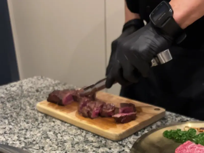 고기 구워주는 직원