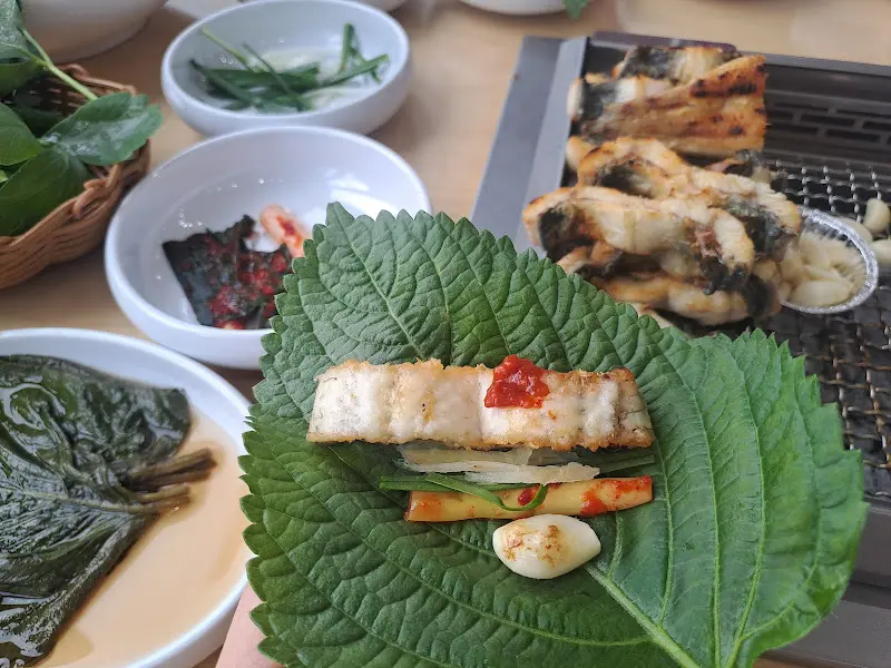 깻잎에 싸 먹는 장어