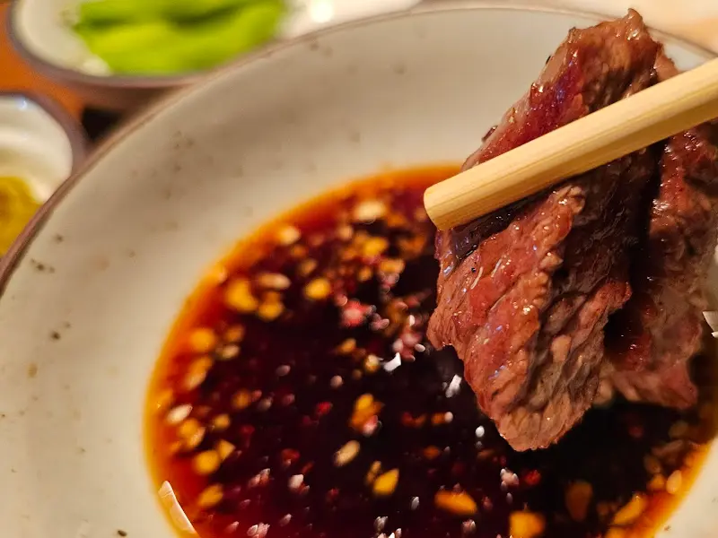 간장 소스에 콕 찍어 먹는 양갈비