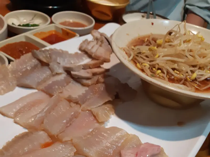 푸짐한 홍어 삼합 한 상