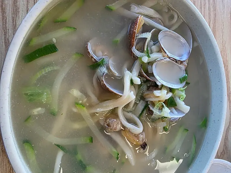 바지락과 애호박이 듬뿍 들어간 칼국수의 모습