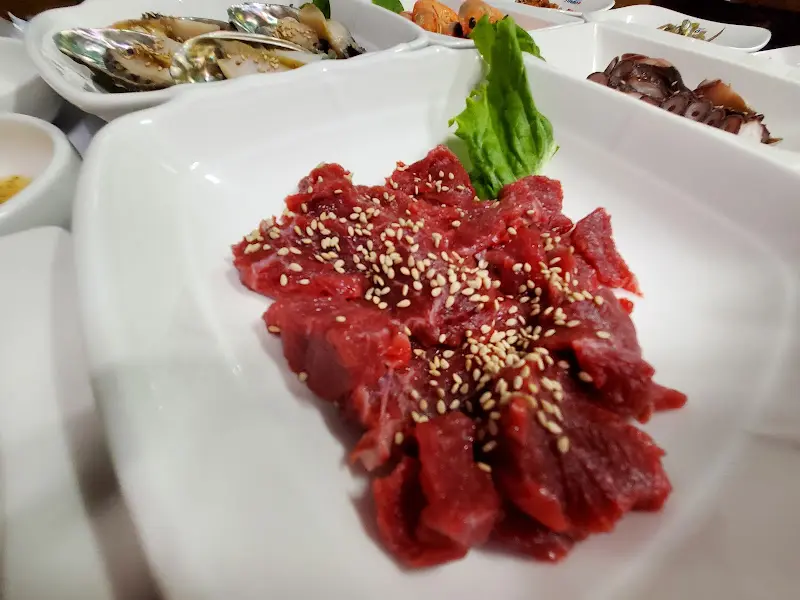 참깨가 뿌려진 신선한 육회