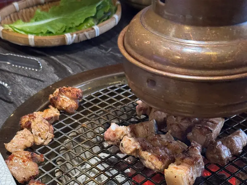 숯불 위에서 맛있게 익어가는 아구살