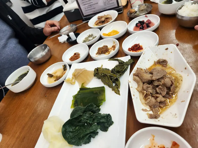 쌈 채소와 반찬 근접 샷