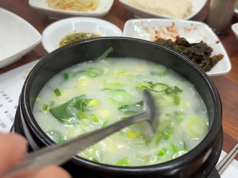 뽀얀 국물에 파가 듬뿍 올려진 곰탕의 모습