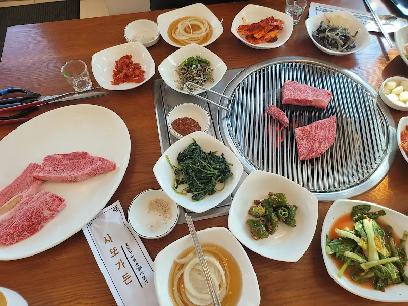 고기와 다양한 밑반찬