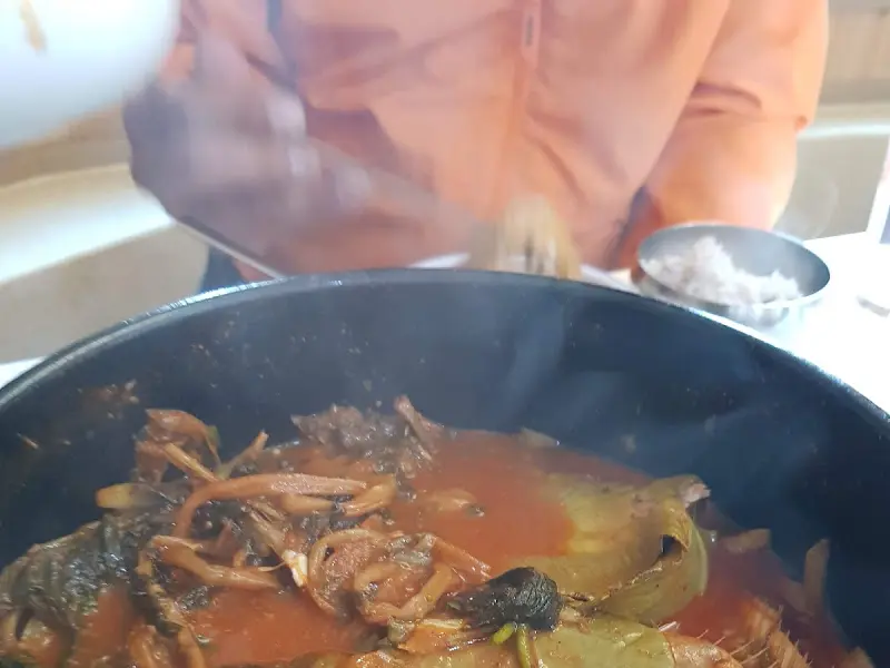 뚝배기 안에서 끓고 있는 짱뚱어탕