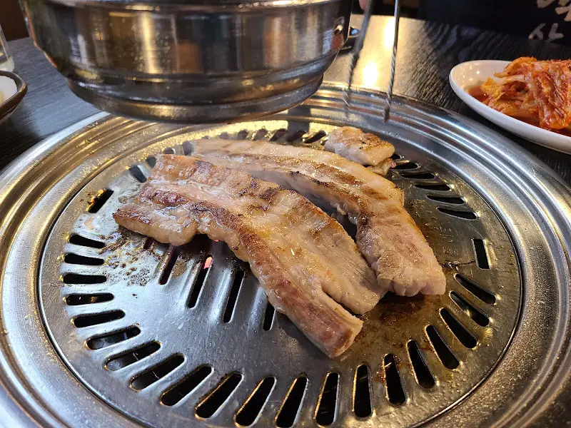 노릇노릇하게 구워진 삼겹살