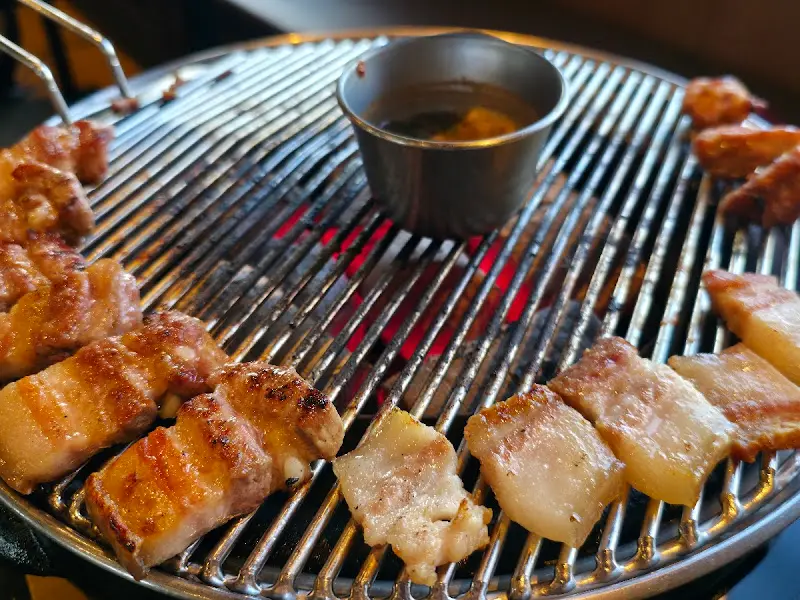 노릇하게 구워진 흑돼지 오겹살