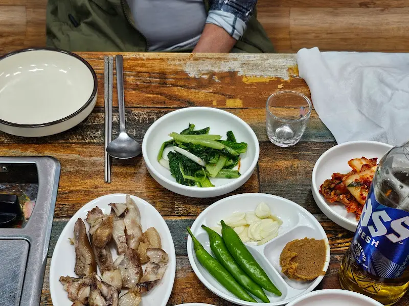 다양한 밑반찬이 제공되는 서서서 식당의 테이블 세팅