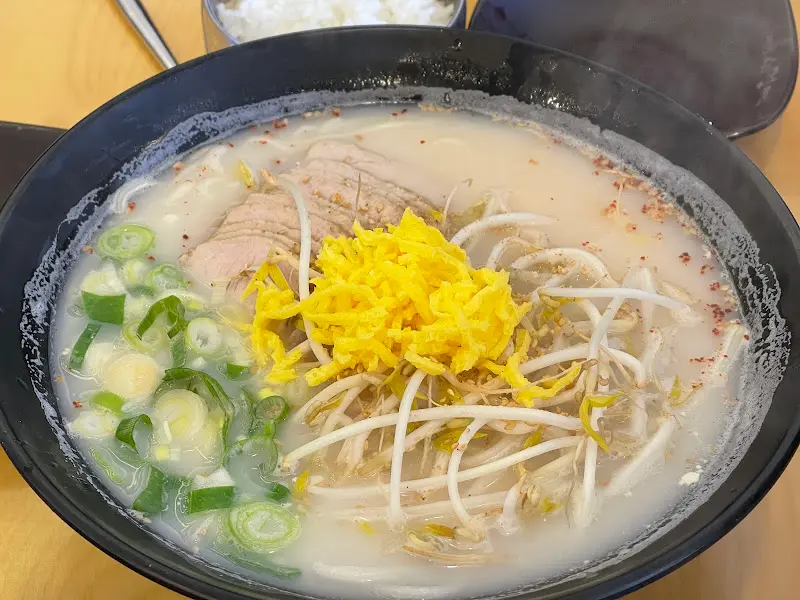 고기 고명이 듬뿍 올라간 고기 국수