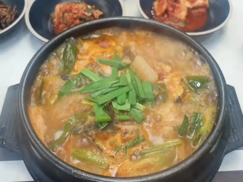 테이블에 놓인 물회와 밥그릇, 물컵의 모습