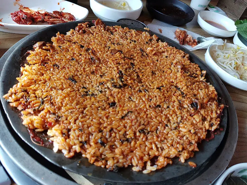 철판 위에 펼쳐진 볶음밥