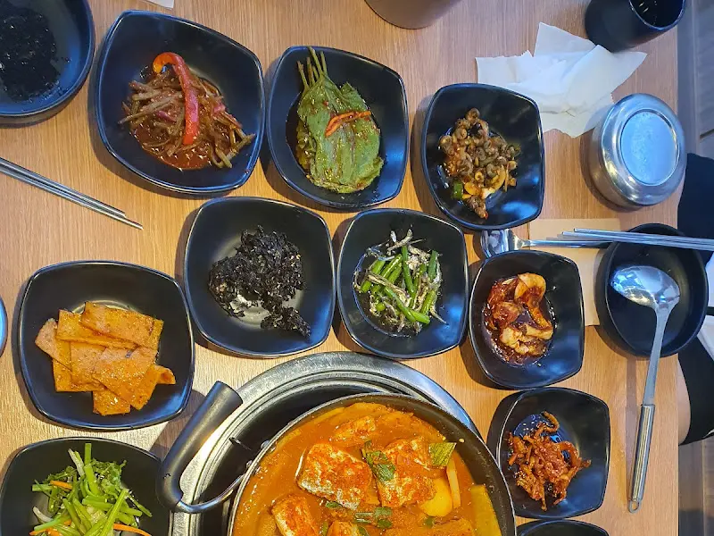 119식당의 밑반찬과 갈치찌개