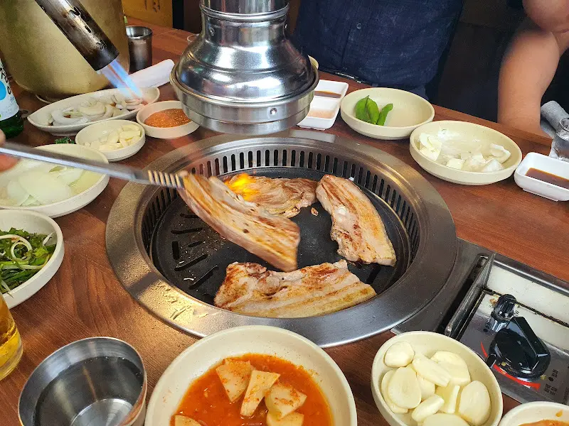 토치로 삼겹살을 굽는 모습
