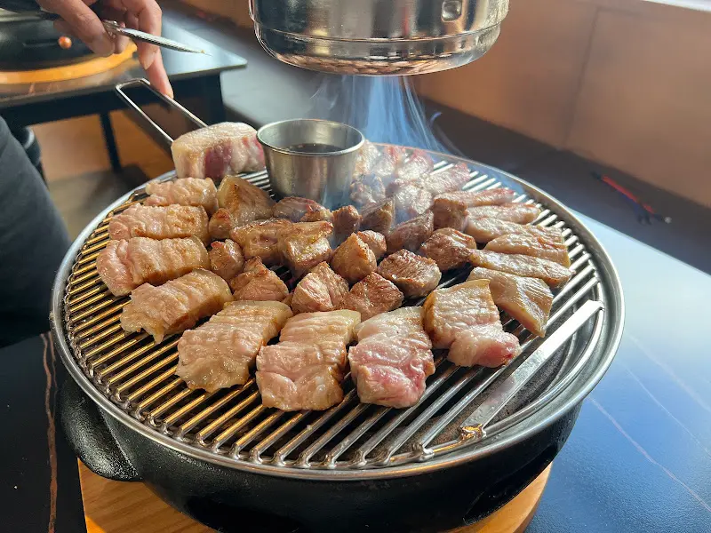 잘 구워진 흑돼지