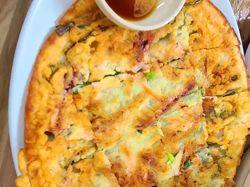 노릇하게 구워진 해물파전