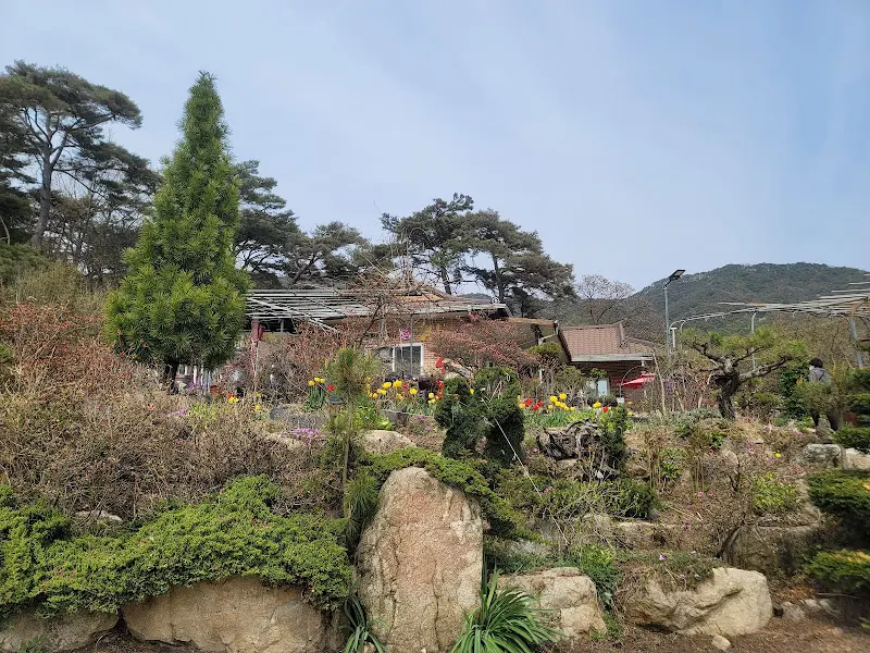 산 중턱에 위치한 식당 건물