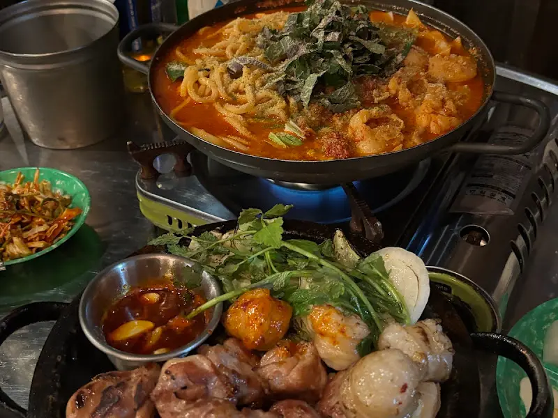 테이블 위에서 끓고 있는 닭볶음탕과 닭구이