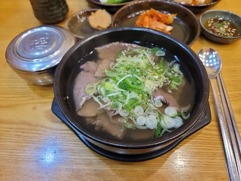 정갈한 곰탕 한 상