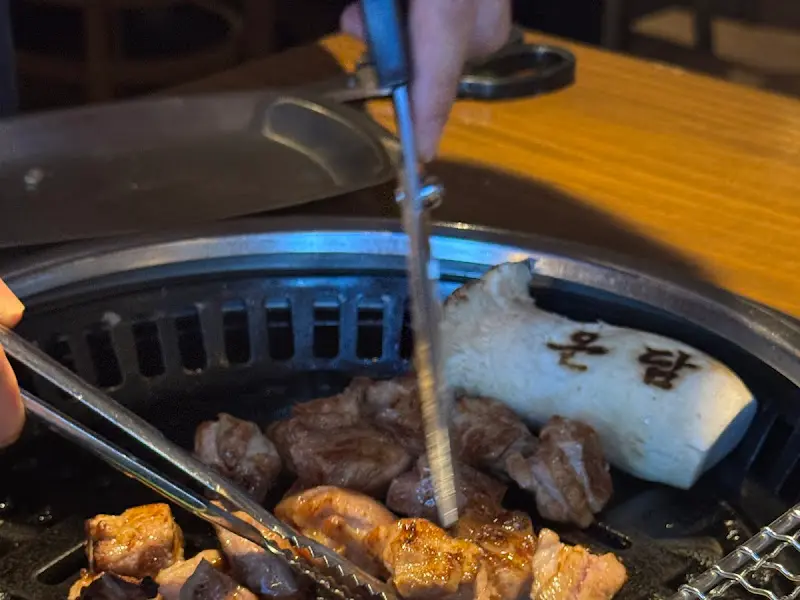 직원분이 능숙한 솜씨로 직각 목살을 구워주는 모습