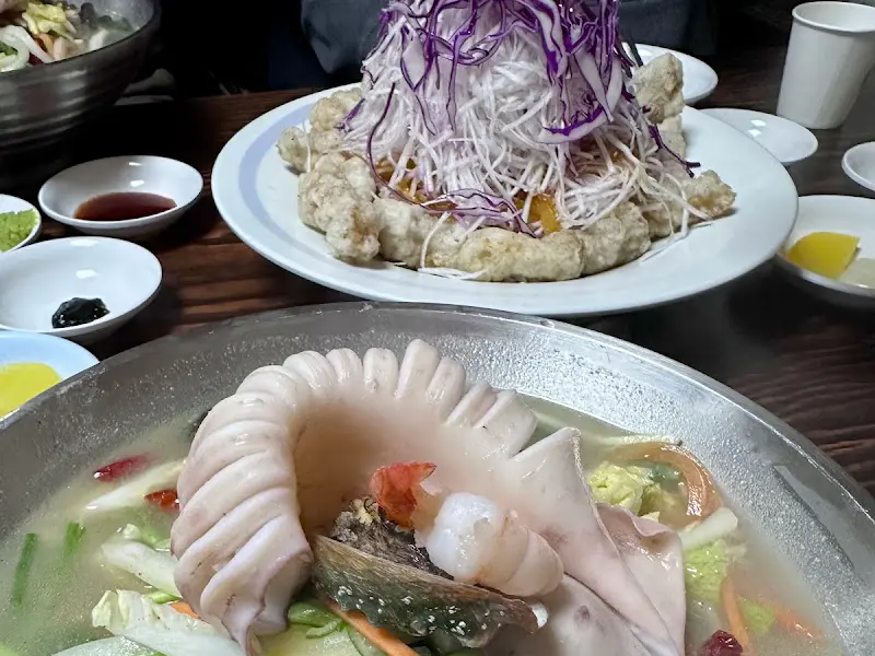 백짬뽕과 탕수육이 함께 놓여 있는 테이블