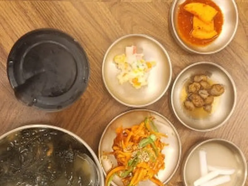 정갈하게 담긴 반찬들